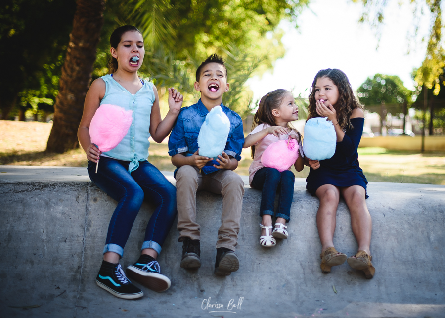 niños comiendo algodón