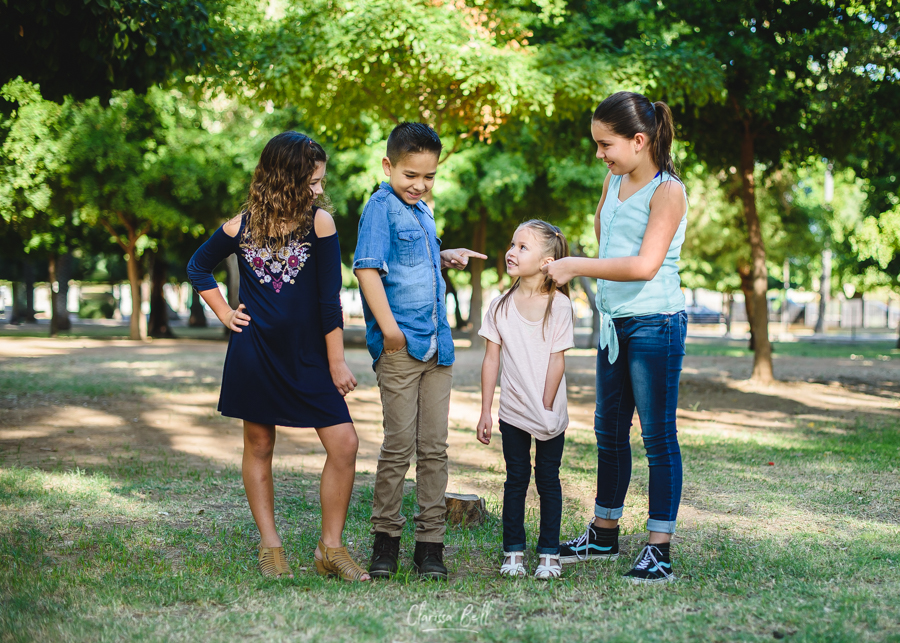 niños señalando