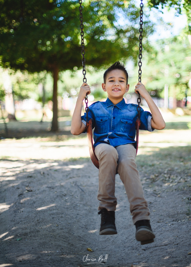 niño en columpio