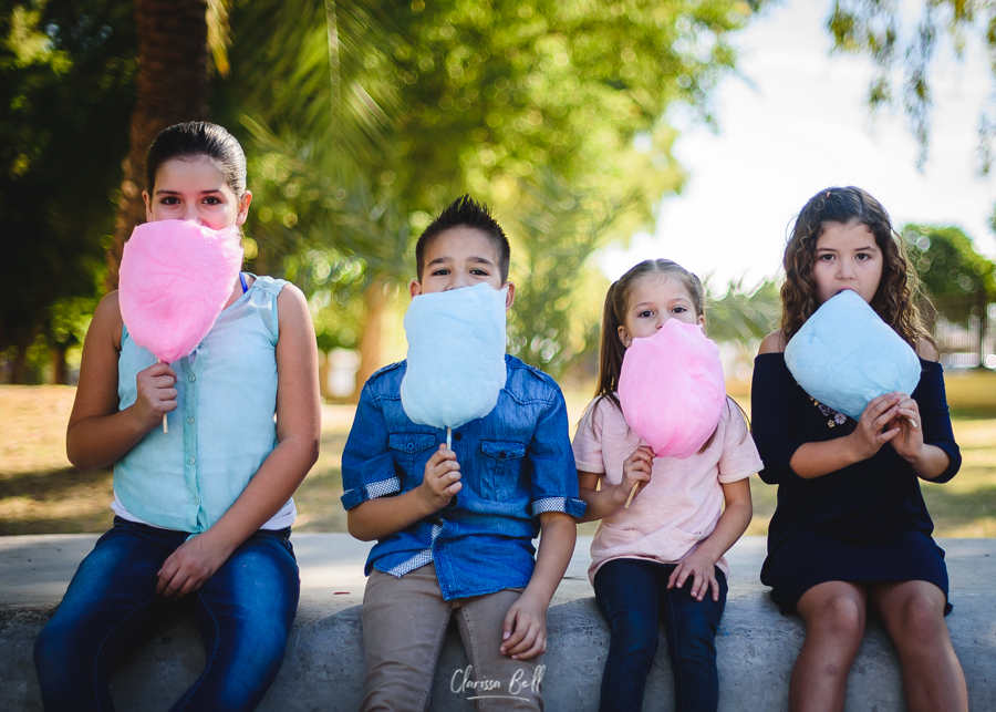 niños con comiendo algodón