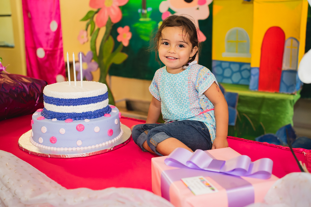 Niña de 3 años con su pastel de cumpleaños