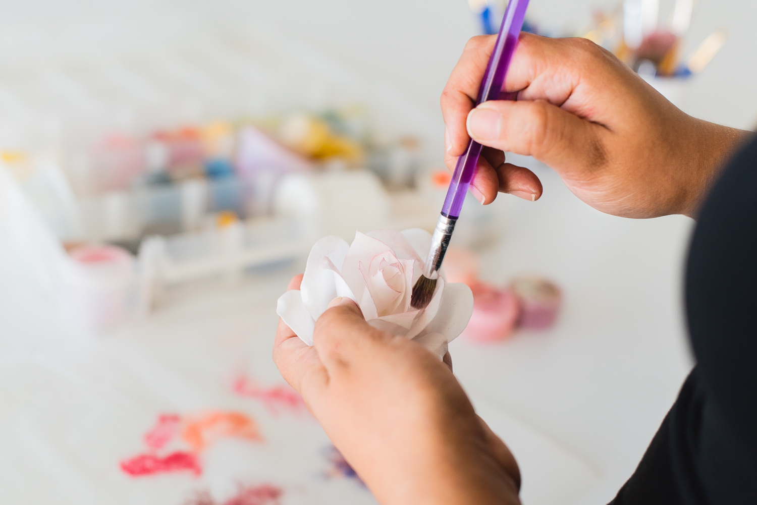 mano pintando rosa de oblea