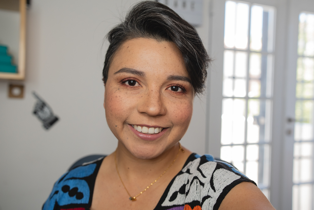 Mujer usando la paleta de sombras Modern Renaissance