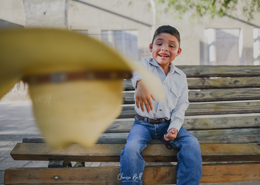 Niño tirando sombrero