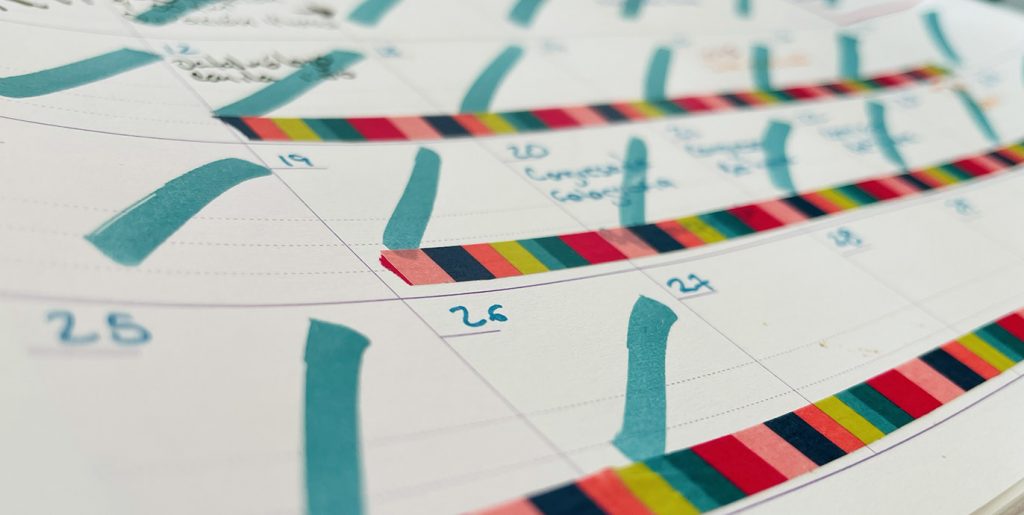 calendario tachado con muchos pendientes